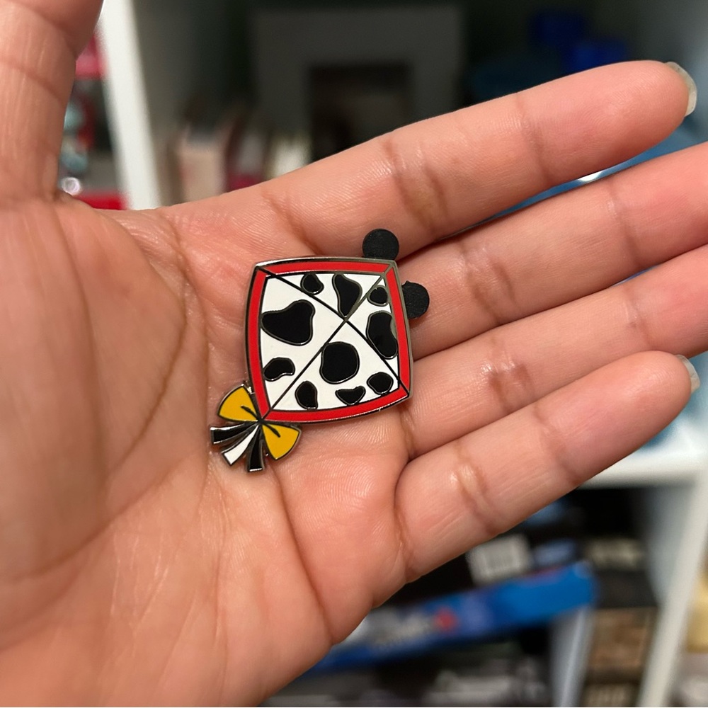 Disney 101 Dalmatian Character Kites Mystery Pin